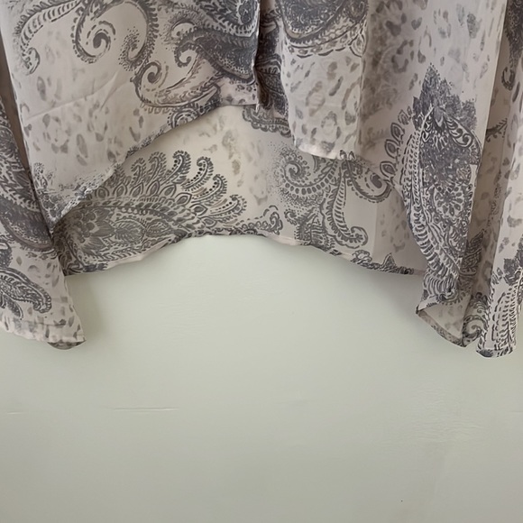 Chico’s Sheer Cream and Gray Paisley Blouse Size 2 - Picture 4 of 6